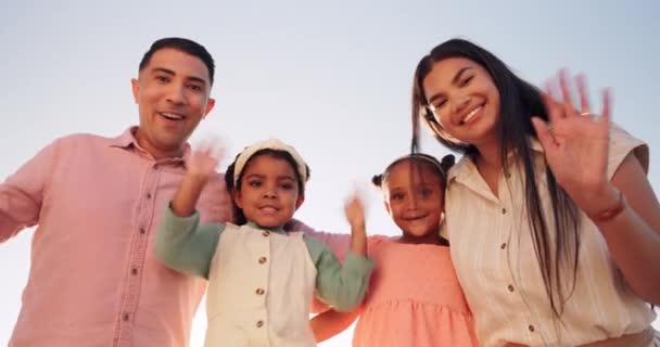 Família Videochamada Acenando Olá Praia Com Crianças Pais Juntos Para — Vídeo de Stock