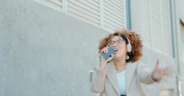 Bizneswoman Słuchawki Ulica Śpiewem Taniec Lub Wolność Muzyką Telefon Miasto — Wideo stockowe