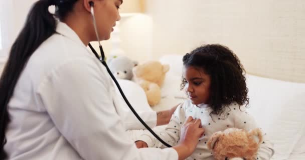Dottore Stetoscopio Controllare Respirazione Ragazza Polmoni Pediatra Ascoltare Cuore Petto — Video Stock