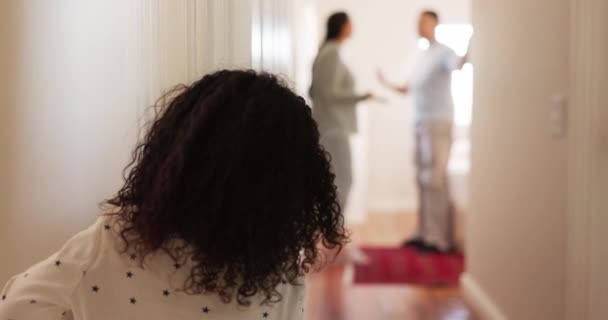 Vzadu Rodiče Hádají Dívka Chodbě Svého Domu Dívá Hádku Konflikt — Stock video