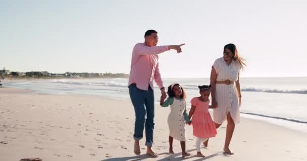 Reizen Wandelen Familie Hand Hand Het Strand Tijdens Een Weekend — Stockvideo