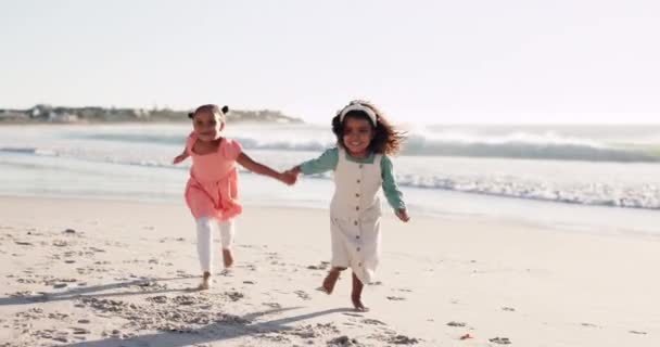 Αδελφή Τρέχει Στην Παραλία Πορτρέτο Ευτυχία Καλοκαίρι Για Διακοπές Ενέργεια — Αρχείο Βίντεο