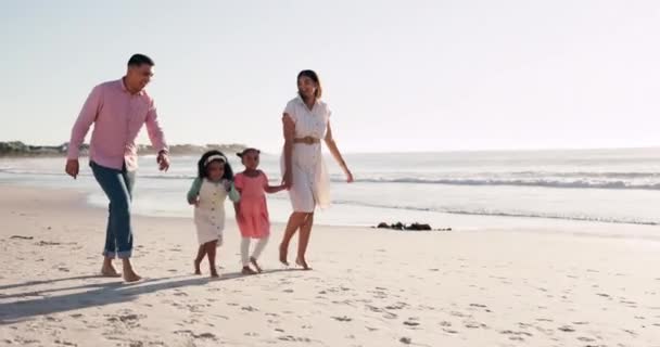 Viagem Aventura Família Correndo Praia Enquanto Viagem Fim Semana Beira — Vídeo de Stock