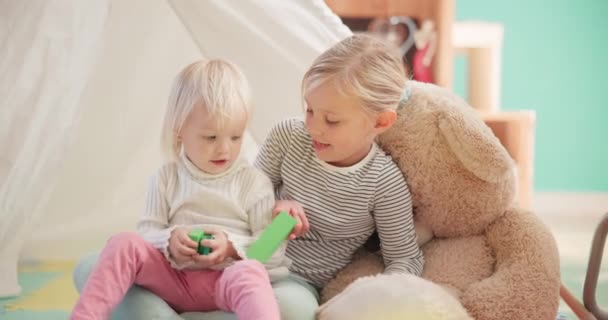 孩子们 玩具和玩具一起在家里玩耍 爱玩亲热游戏的姐妹们在游戏室里玩耍 关系发展和女童与婴儿的关系 用木块拼图教学 — 图库视频影像