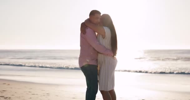 Amor Romance Par Abrazos Playa Junto Mar Durante Verano Mientras — Vídeo de stock