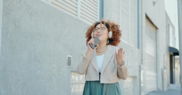 Obchodní Žena Sluchátka Město Zpěvem Tancem Nebo Svobodou Hudbou Smartphonem — Stock video