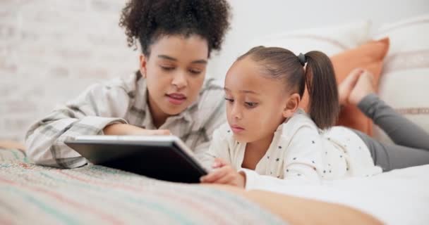 Tablet Learning Mãe Com Menina Quarto Educação Ligação Casa Tecnologia — Vídeo de Stock