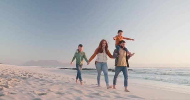牵着手 幸福地和家人一起在海滩上 带着快乐地散步和暑假 旅行和出游 有子女的父母 子女以及健康和海洋的海滨度假 — 图库视频影像