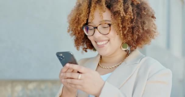 Mujer Aire Libre Smartphone Redes Sociales Meme Divertido Comunicación Con — Vídeo de stock