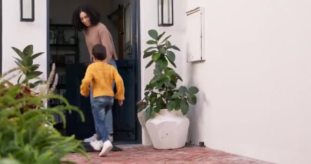 Alto Cinco Mãe Bem Vindo Filho Andando Uma Casa Depois — Vídeo de Stock
