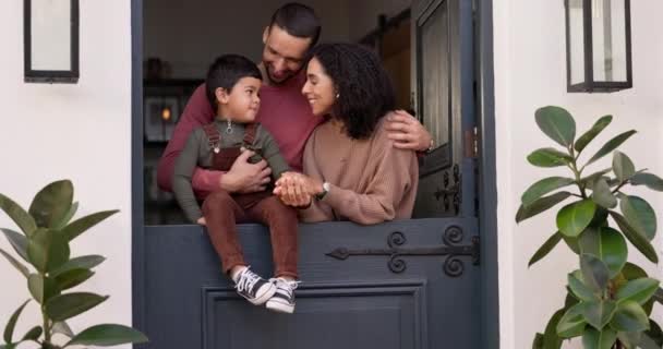Láska Mluvení Rodiče Dítětem Dveří Jejich Rodinného Domu Aby Nadýchali — Stock video