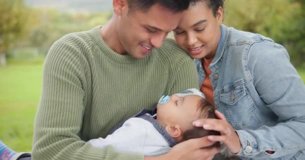 Recém Nascido Família Carícia Cabeça Com Cuidado Amor Carinho Juntos — Vídeo de Stock