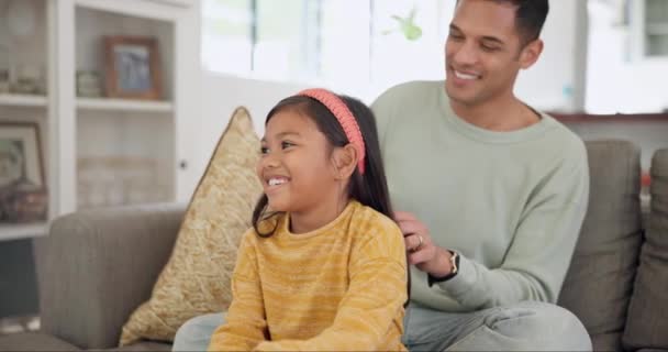 女孩和刷毛时 要小心 支持并与爸爸在沙发 沙发或客厅里好好相处 理发和在家中与女儿和父母的早谈 — 图库视频影像