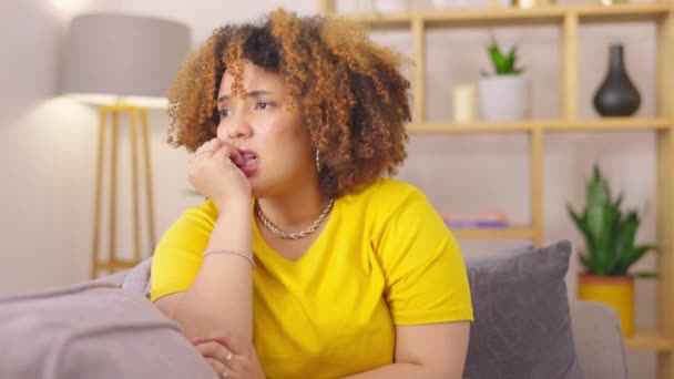 Stres Endişe Kadınla Kanepede Tırnak Yemek Düşünme Kafası Karışık Akıl — Stok video