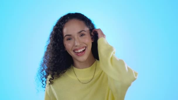 Stüdyoda Iltifata Gülerken Mavi Bir Arka Planda Izole Edilmiş Sevimli — Stok video
