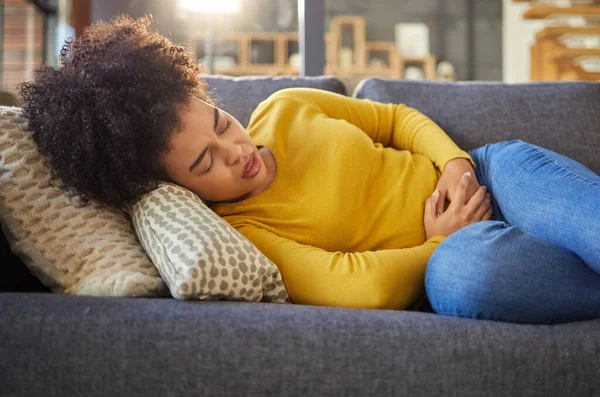 Ból Brzucha Chory Miesiączka Kobietą Kanapie Opieki Zdrowotnej Endometrioza Zmęczony — Zdjęcie stockowe
