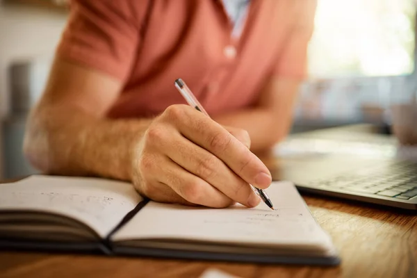 Homem Mãos Escrever Livro Com Caneta Para Notas Planejamento Cronograma — Fotografia de Stock