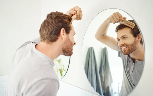 Badezimmerspiegel Reflexion Und Glücklicher Mann Bürsten Haare Für Wachstumspflege Beauty — Stockfoto