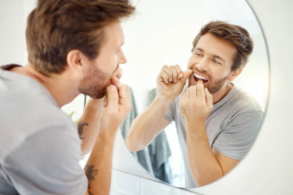 Zahnseide Morgen Und Spiegel Mit Dem Mann Badezimmer Für Selbstpflege — Stockfoto