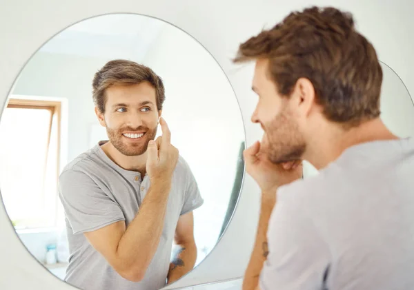 Banheiro Espelho Homem Feliz Com Creme Cuidados Com Pele Para — Fotografia de Stock