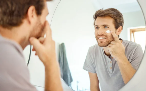 Badezimmer Spiegel Reflexion Oder Mann Mit Creme Lotion Oder Feuchtigkeitscreme — Stockfoto