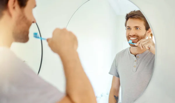 Čištění Zubů Zubů Zrcadel Mužem Koupelně Pro Vlastní Péči Ústní — Stock fotografie