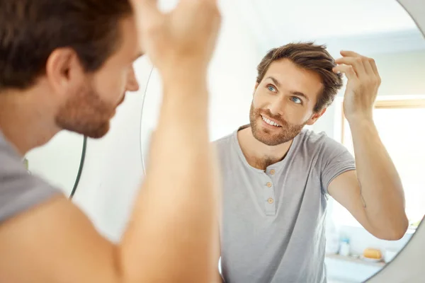 Koupelna Zrcadlo Odraz Šťastný Muž Rutinou Péče Vlasy Pro Údržbu — Stock fotografie