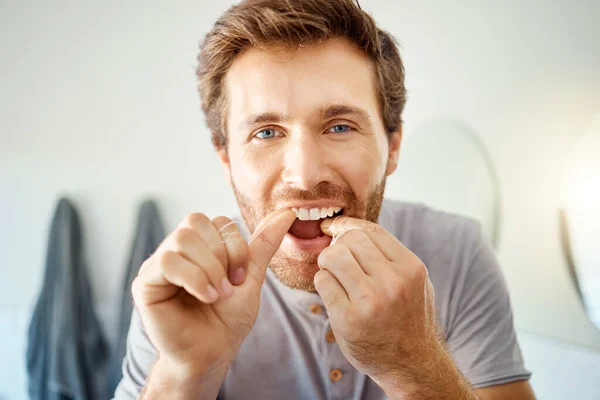 Зубы Зубная Нить Портрет Мужчины Ванной Комнате Ухода Собой Гигиены — стоковое фото