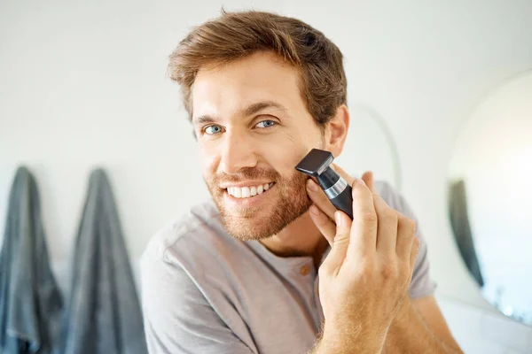 Retrato Homem Feliz Face Barbear Com Navalha Para Depilação Rotina — Fotografia de Stock