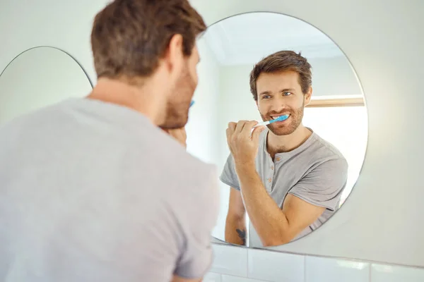 Čištění Zubů Ranní Rutina Zrcadlo Mužem Koupelně Pro Vlastní Péči — Stock fotografie