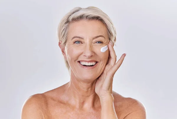 Πορτρέτο Κρέμα Προσώπου Και Ομορφιάς Ηλικιωμένη Γυναίκα Χαρούμενη Περιποίηση Δέρματος — Φωτογραφία Αρχείου