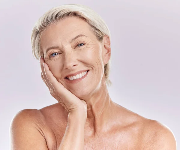 Portret Twarz Uroda Starszej Kobiety Zadowolonej Pielęgnacji Skóry Dermatologii Białym — Zdjęcie stockowe