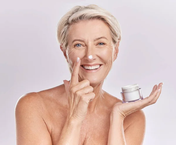 Szépség Krém Idősebb Bőrápoló Bőrgyógyászat Boldog Portré Fehér Háttér Napvédő — Stock Fotó