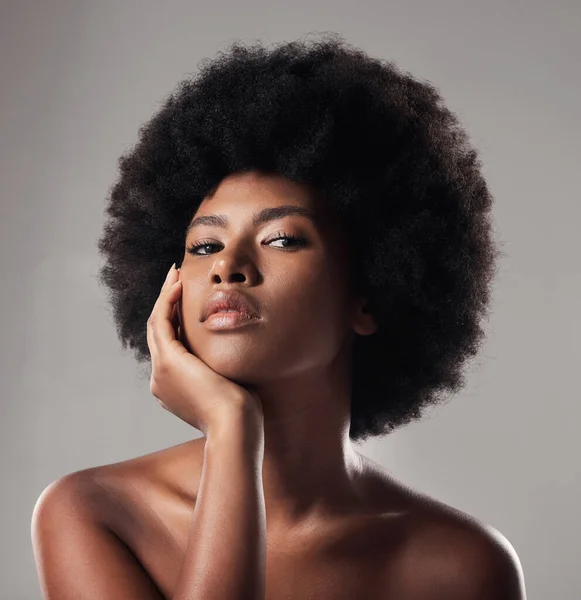 黑人妇女 肖像和脸 自然美和非洲头发与皮肤科和发光的工作室背景 非洲女性模式 化妆品护理和健康的皮肤 面部护理和皮肤护理的光泽 — 图库照片
