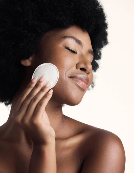 黑人妇女 美丽和眼睛关闭与护肤 棉垫和天然化妆品的白色背景 健康和皮肤的清洁妆容 具有光泽和皮肤科的非洲女性模特 — 图库照片