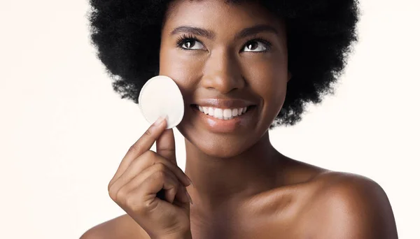 Zwarte Vrouw Wattenschijfje Gezicht Met Schoonheid Natuurlijke Cosmetica Huidverzorging Witte — Stockfoto