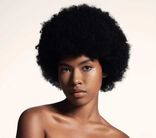 Belleza Natural Cuidado Piel Retrato Mujer Negra Con Afro Cosméticos — Foto de Stock
