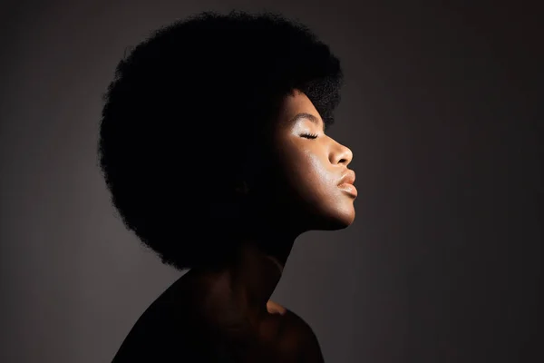 化粧品の治療後に顔の影 光とスキンケア 自然の美しさの輝きと平和と黒の女性 審美的なメイクプロフィール アフロとアフリカのスタジオの人とともにセルフケアグレーの背景 — ストック写真