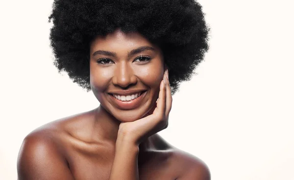 Afrikai Bőrápoló Stúdió Portré Mosollyal Wellness Kozmetikumok Fehér Háttérrel Lány — Stock Fotó
