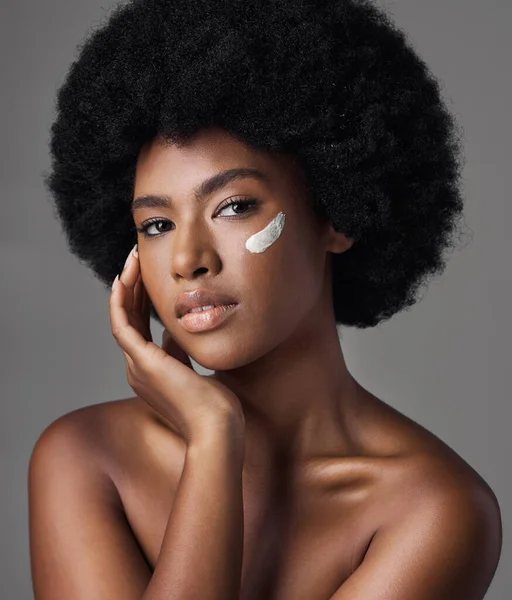 Mujer Negra Retrato Crema Belleza Con Cuidado Piel Productos Cosméticos —  Fotos de Stock