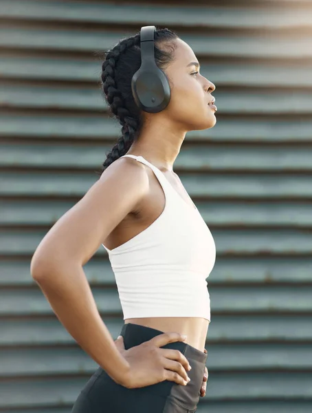 Ακουστικά Κουρασμένη Γυναίκα Δρομέας Σκέφτεται Την Κατάρτιση Προπόνηση Άσκηση Στόχο — Φωτογραφία Αρχείου