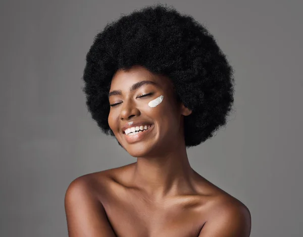 Donna Africana Crema Bellezza Studio Con Afro Skincare Cosmetici Sfondo — Foto Stock