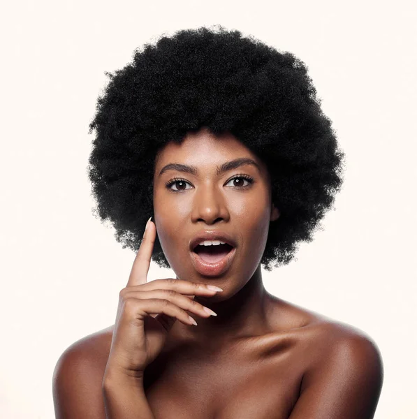 Natuurlijke Schoonheid Verrassing Portret Van Zwarte Vrouw Met Afro Cosmetica — Stockfoto