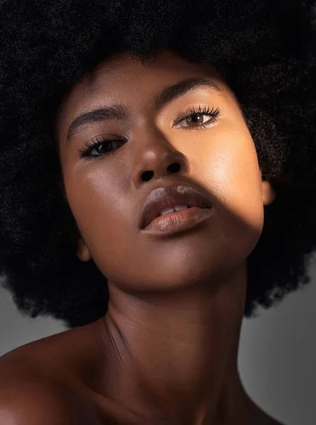 Donker Portret Licht Make Zwarte Vrouw Met Beauty Foundation Natuurlijke — Stockfoto