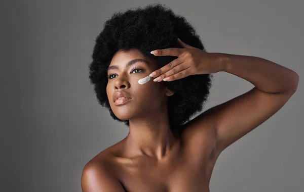Belleza Cuidado Piel Mujer Negra Con Crema Cara Afro Cosméticos — Foto de Stock