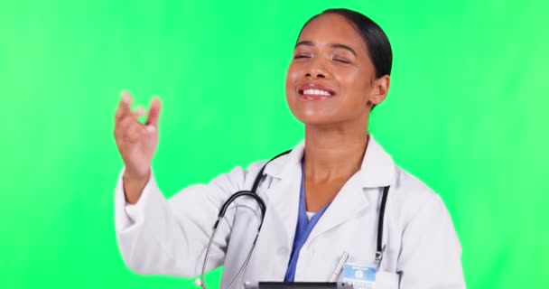 医師とスケジュールの予約のためのタブレットで緑の画面上の患者を呼び出します スタジオを背景にした技術で次の予約のための医療保健待合室の女性の人 — ストック動画