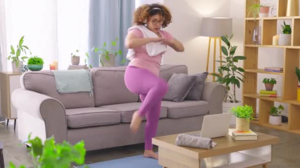 Mulher Negra Cansado Treino Casa Sala Estar Exercício Para Fitness — Vídeo de Stock