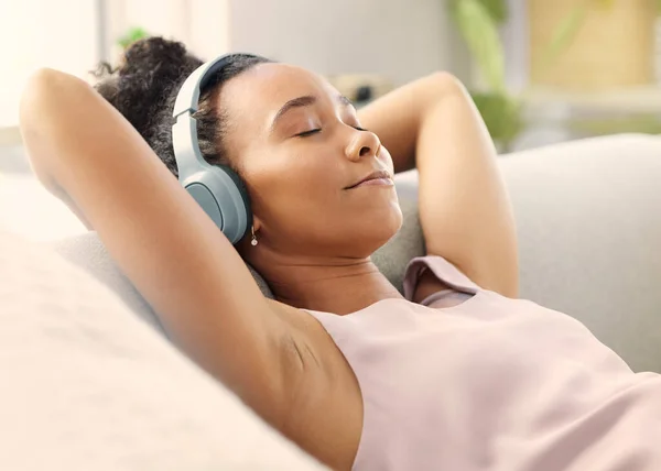 Słuchawki Muzyczne Medytacja Kobieta Kanapie Salonie Streamingu Relaks Kanapa Afrykańska — Zdjęcie stockowe