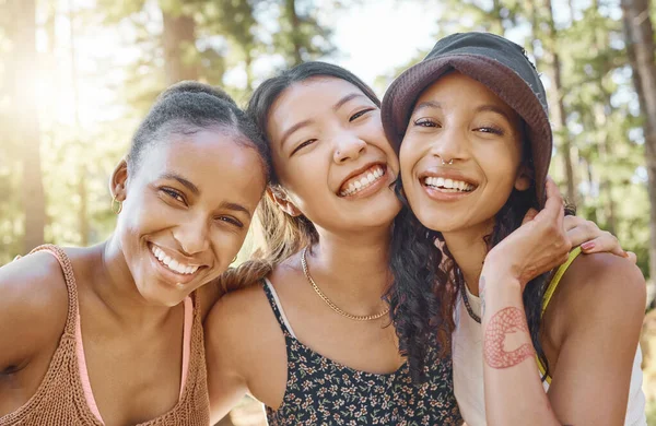 Amigos Camping Mulheres Selfie Aventura Feliz Viajar Com Diversidade Ligação — Fotografia de Stock