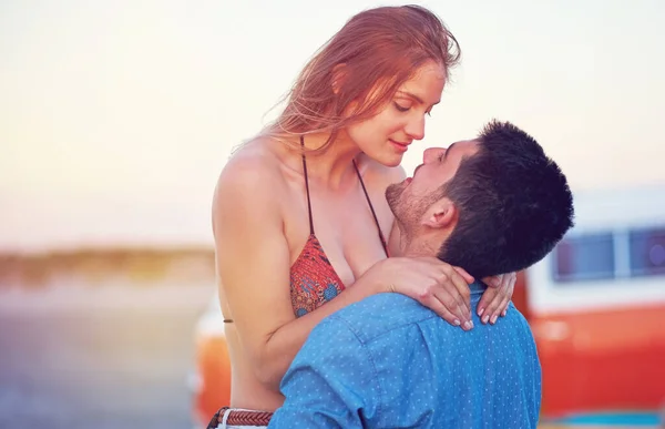 カップル 日付のビーチでの愛と抱擁 パートナーと夏の休暇やロードトリップ 一緒にロマンチックな冒険 日付関係のサポート 幸福やボーイフレンドと女の子 — ストック写真